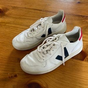 Vejas size 7 women’s, used lightly